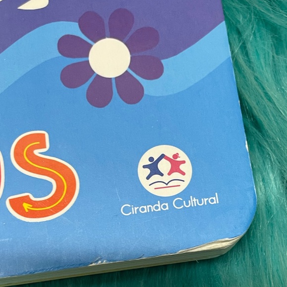 Flamingos 🦩 Peep & Find Book - Picture 4 of 6